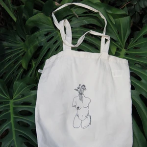 Tygkasse design - Mother Earth Tote Bag 129 kr En tygkasse i 100% ekologiskt tyg med en vacker design som jag ritat själv! Skicka gärna ett privatmeddelande här på plick eller ett mail till artstractfashion@gmail.com om du vill beställa en🌱