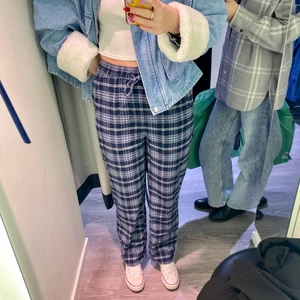 Pyjamasbyxor - Säljer ett par pyjamasbyxor i strl S/M. Nyskick! Jag är 168cm:) köpare står för frakt💗