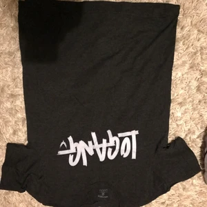 Maverik - Ligan Paul Logang t-shirt - Detta är en äkta Maverik by Logan Paul plagg som jag då köpte för 2 år sedan på Logans Födelsedag. Ursäktar att bilderna är upp och ner 😭