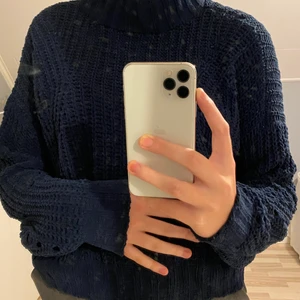 Mörkblå stickad tröja - Stickad tröja från Hollister, med små detaljer på armarna