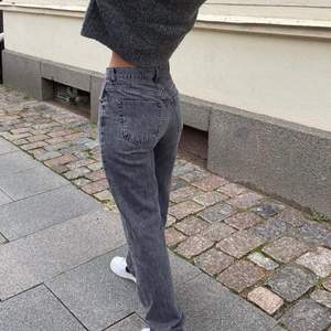 Fina grå jeans från ginatricot i strl S, blir dina för 250 kr + frakt som köpare står för. 🤍