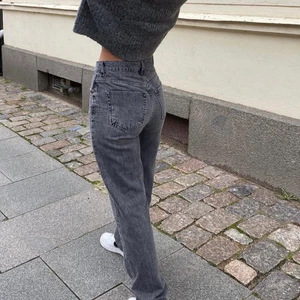 GINA 90 HIGHWAIST JEANS grey - Fina grå jeans från ginatricot i strl S, blir dina för 250 kr + frakt som köpare står för. 🤍
