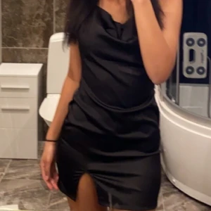 Klänning  - Detta är en jättefin silkes klänning som tyvärr inte kommer till användning. Den är jättebekväm o perfekt i längden. Retur stöds ej och köparen står för frakten (kan mötas upp). Jag är 168 cm lång.