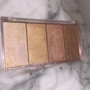Highlighter smink - Säljer min fina makeup revolution highliter palett, använd 2-3 gånger, ser knappt använd ut. 