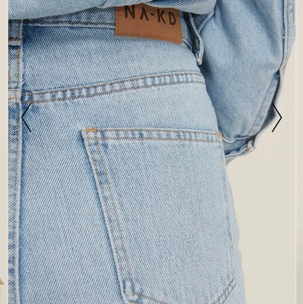 NA-KD ekologiska raka jeans som aldrig blivit använda då dom är för stora i midjan och långa i längden. Storlek 34 Jättefin färg som passar till mycket 🤩🤩 Säljer för 200kr + frakt. Jeans & Byxor.