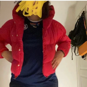 Rosa/röd jacka  - En jätte fin rosa/röd jacka som är i bra skick  som inte kommer till användning längre den är farm och värmer dig verkligen ❤️säljer den för 200 plus frakt o tar emot Swish o ingen retur tillbaka ❤️skriv om Due Intresserad 🥰