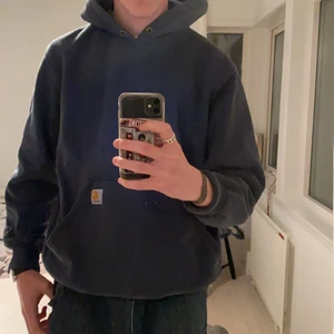 Mörkblå Carhartt hoodie - Carhartt hoodie som passar till allt med ett snyggt märke vid magfickan på tröjan