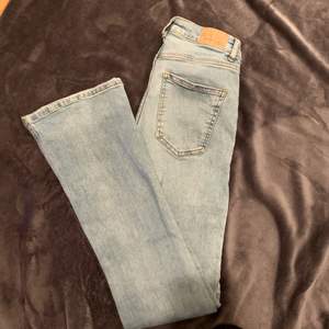 Högmidjade utåtsvängda jeans ifrån Gina Tricot. En MEDIUM men även en SMALL kan ha dessa med tanke på stretchen. HALVA PRISET PÅ FRAKTEN 