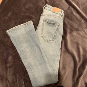 Jeans - Högmidjade utåtsvängda jeans ifrån Gina Tricot. En MEDIUM men även en SMALL kan ha dessa med tanke på stretchen. HALVA PRISET PÅ FRAKTEN 