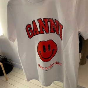 Ganni - Lägger upp igen pga oseriösa köpare! Kollar om det finns något intresse av min ganni t-shirt, säljer vid bra bud! Använd ca 1 gång, köpt på gannis hemsida!💗🌟