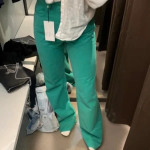 Gröna jeans  - Säljer mina gröna jeans från zara, pga blivit för stora. De är i storlek 36 och är väldigt långa (jag är 167) men de är klippbara i kanten. 150+frakt 💓