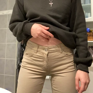 Beiga jeans - Beiga jeans i rak modell🤩 använda ett fåtal gånger så väldigt bra skick. Storlek 36 men sitter bra på mig som är     xs/s Skriv vid frågor eller fler bilder😇🤍