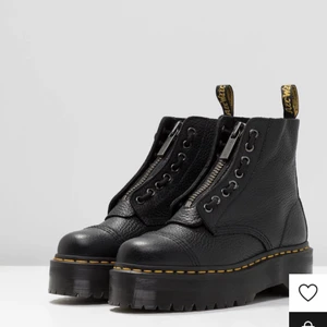 Dr martens - Stl 37. Endast testade så helt nyskick! Dragkedjan går att ta bort och använda med vanlig snörning. Modellen sinclair. Nypris 2400. Ute på fler sidor