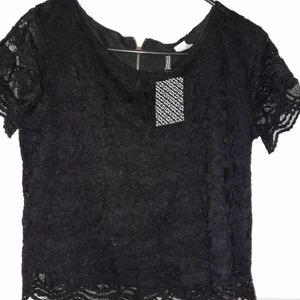 Svart helt ny - Helt ny festig tröja lite kortare vid magen. Pris lappen sitter fortfarande kvar vill sälja den för kommer inte till användning storlek 38