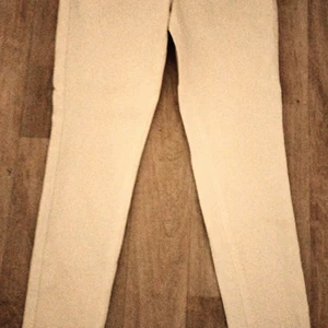 Vita H&M jeans i stl 34 - Som nya! 