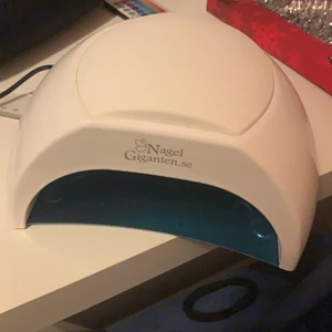 Uv-lampa - En uv-lampa från nagel giganten. Fungerar alldeles utmärkt. Köpt för 999kr men säljer den för 700 då ja inte har någon användning för den