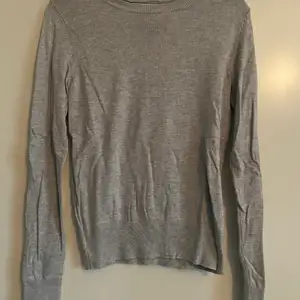 Säljer en grå långärmad tröja i storlek M, använd några gånger men i fint skick!