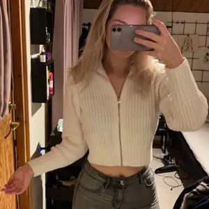 Stickad tröja  - Superfin vit stickad tröja från Ginatricot, endast använd 1 gång så är i nyskick, storlek s, frakt är inte inräknat i priset🥰