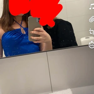 Fest topp - Eftertraktad festtopp från nakd som är slutsåld. I världens finaste blå färg i satin material. Man kan knyta den på två olika sätt. Den är i storlek 40 men passar även en 38