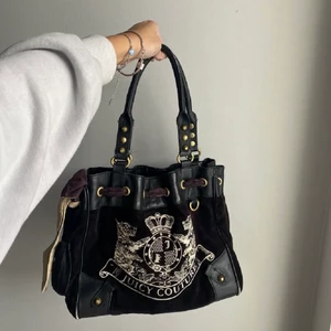Juicy Couture  - Säljer nu min supersnygga juicy couture väska! Cool vintage modell och rymmer jättemycket!                    Bredd: 34cm                                                                  Höjd: 28cm                                                                        Djup: 14cm 