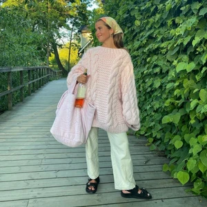 Super trendig tjocktröja  - Jag säljer denna super trendiga slutsålda oversized tjocktröja från nakd. Den är gräddvit till färgen. Storleken på tröjan är s/m men den är väldigt oversized i grunden och jag tror Matilda som ni ser i första bilden har just en s/m i storlek. Säljes då den inte kommer till andvänding. 