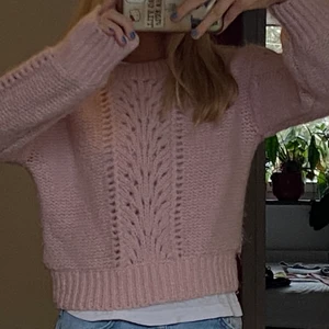 Stickad tröja - Stickad tröja från &otherstories i bra skick! Storlek XS, men passar mig bra som har S! Kan mötas upp i Stockholm annars står köparen för frakten💕
