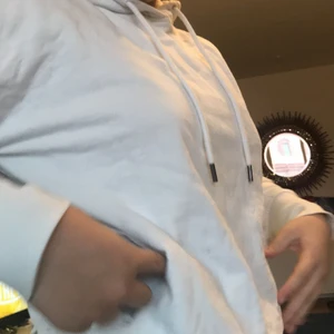 AWARE storlek M - Den här tjock tröja har inte använts så mycket, den kan vara lite tajtare eller löser beroende på vilken kroppsform du har. Den sitter väldigt skönt på och är väldigt mysig.❤️ 