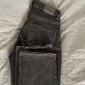 Svarta/mörkgråa raka jeans från weekday i fint skick! Köpta för 500kr och säljer för 200kr + frakt. Storlek 24/28 men jag har klippt upp sömmen vid fötterna så de är nån cm längre.