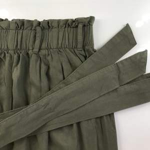 Gröna byxor med fickor från Bikbok. Finns även ett band som skärp som går att ta bort. Byxorna är i fint skick. Kan mötas upp eller frakta.