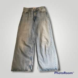 Wide leg jeans från Zara, har använt den bra några gånger, storlek:36