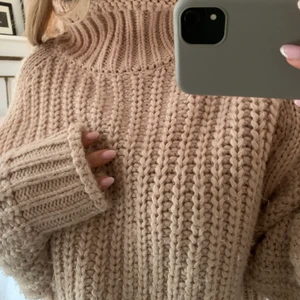 Stickad tröja från hm - Jätte mysig stickad tröja från hm i en beige/rosa färg💕 stl s men sitter lite oversized så passar nog både större och mindre storlekar, beroende på hur man vill att den ska sitta!🥰