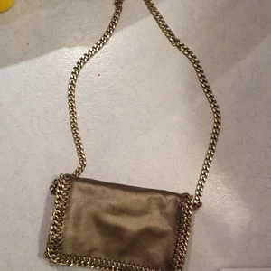 Liknade till Mcstella kourtney väska  - Säljer min gold och unik fargel som är gold. I mycket bra skick och passar till allt. Väskan är I mycket bra skick och medium I stk. Användade cirka 2 gånger.Finns fler bilder och bud I kommenterna eller köp direct for 600