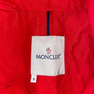 Röd moncler vindjacka, storlek 5 tycker den passar som en L-XL