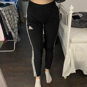 Adidas byxor storlek M - Adidas träningsbyxor. Använda ett fåtal antal gånger så ser i princip ut som nya. Märker sitter kvar bra också. Snöret i vid midjan i byxorna sitter inte kvar men byxorna håller sig uppe eftersom det är stretch i midjan. Storlek M. Pris går alltid att diskutera 💕Nypris 500kr