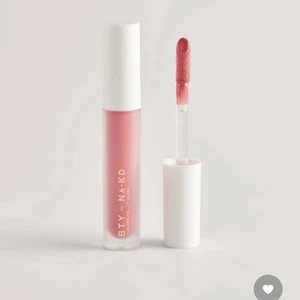 Lip gloss  - Säljer detta lip gloss från nakd. Aldrig använt det. Säljer pga att det var fel färg då jag ville ha mer genomskinligt lip gloss. Denna är mer som ett läppstift. Snygg färg, väldigt lik vanlig läppfärg men ger en mer lyxig känsla❤️ frakt runt 20kr