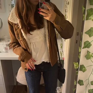 Brun manchester jacka  - Säljer denna skitsnygga jacka💕 Ser typ ut som den som Rory Gilmore har på sig i sesong 1😚