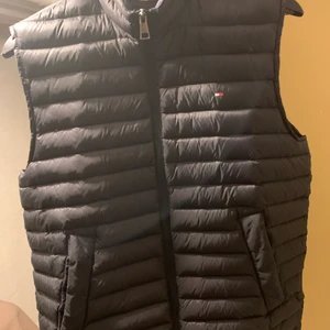 Tommy hilfiger väst strlk M - En Tommy hilfiger väst som jag köpte för lite mindre en ett år sedan, jag märker inget fel med den, inga skador eller något nypris 2000