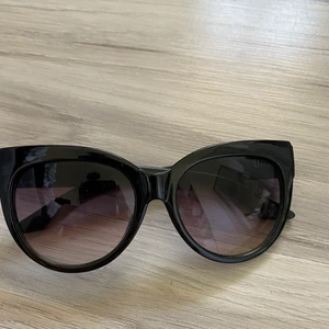 Solglasögon  - Svarta solglasögon, köpta utomlands. Alltså INTE äkta dior. Fint skick!