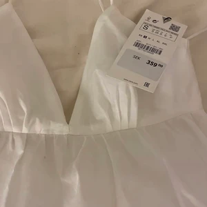 Trendig klängig från zara helt oanvänd!! - Lägger ut igen på grund av oseriös köparen💗 prislappen sitter kvar och det är en jätte liten sminkfläk på den som var där när jag köpten den fläkten syns knappt och går nog bort i tvätten  (köparen står för frakten)