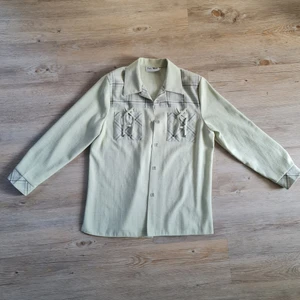 Oversized skjorta  - Oversized skjorta i snygg mintgrön färg. Lika snygg öppknäppt med en topp under som stängd. 