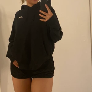 Nike hoodie strl L - Använd några gånger bara 