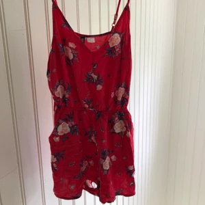 Playsuit från Hm - Playsuit i somrigt mönster och fina färger, frakt tillkommer📦🤍 