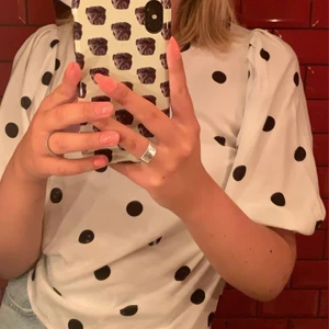 Prickig blus - Prickig blus med fin öppning i ryggen och puffärmar, kan självklart skicka fler bilder vid önskemål!