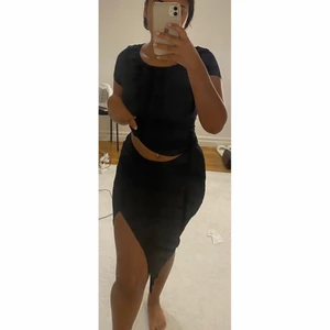 Svart kjol - Ribbad svart kjol med slits. Storlek M. Helt ny och bara testad. För mer bilder skriv.