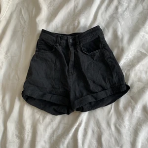 Lee Shorts  - Lee Shorts  Modellen är Stevie Short Lunar Black och är i storlek 7 ! <3 (på sista bilden finns det en storleks guide) Dem var köpta för 99.95$ alltså 862kr och har bara använts fåtal gånger🥰