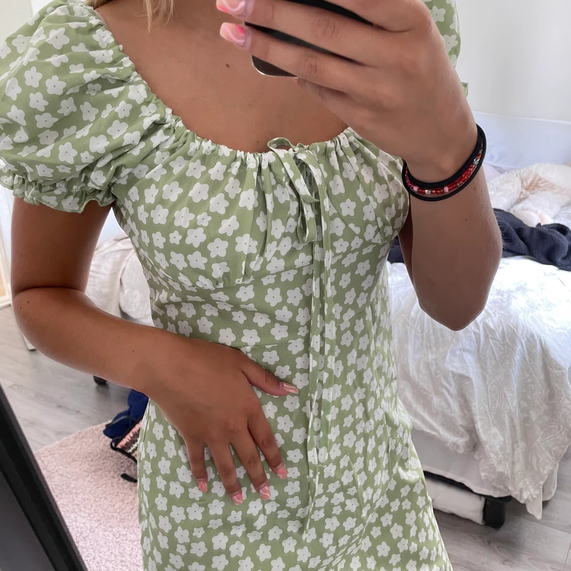 Grön blommig klänning. Strl S - 90