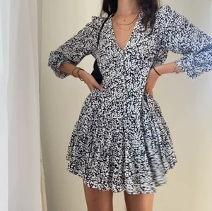 Zara klänning  - Så fi klänning från zara, använd ca två gånger så i mycket bra skick! Buda i kommentarerna! Passar allt mellan xs -L beroende på hur man vill att den ska sitta!(jag är en xs)