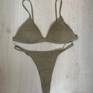 Bikini sett - Säljer en jätte fin bikini som jag köpt från en tjej här på plick och kommer ifrån Nelly. Färgen är olivgrön och är i storlek M. Toppen är andvänd 1 gång och underdelen är bara testad. Säljer den pågrund av att den var för liten🥰