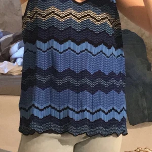 Linne - Ett snyggt gammaldags linne med sicksack mönster längst ner men man kan stoppa in den också, lite annorlunda material men inget super konstigt 