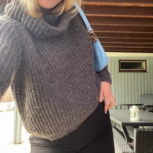 STICKAD TRÖJA  - Säljer denna mysiga tröjan som är perfekt till lite kallare kvällar. Det går att göra många olika coola outfits med denna tröjan som i sig också är väldigt fin! Säljs för 120kr och köptes för 499kr! Tröjan är i storlek SMALL men passar också mindre storlekar. Hör gärna av dig om du har någon fråga eller är intresserad💙